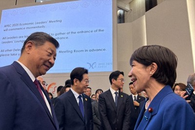 中国の習近平国家主席（手前左）とあいさつを交わす高市早苗首相＝韓国・慶州で10月（高市氏のXから）