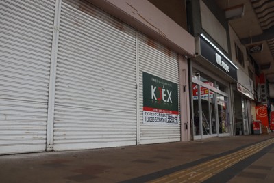 閑散とする呉市中心部の商店街。シャッターを下ろしたままの店が目立つ＝広島県呉市で2025年11月5日午後2時25分、安徳祐撮影