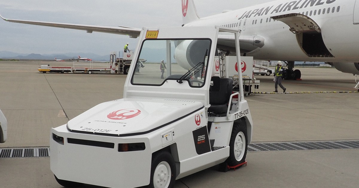 日本航空が徳島空港にEVのトラクターを導入 脱炭素化が狙い | 毎日新聞