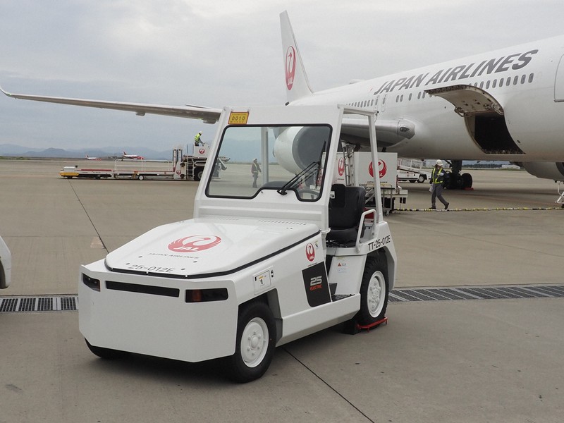 日本航空が徳島空港にEVのトラクターを導入 脱炭素化が狙い | 毎日新聞