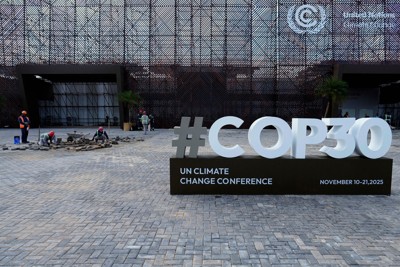 プレスセンターの外に掲げられたCOP30の看板＝ブラジル・ベレンで2025年11月3日、AP