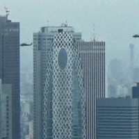 東京・新宿の高層ビル群近くを低空で通過する米陸軍ヘリ「ブラックホーク」2機＝都内で2020年7月9日午後1時10分ごろ、大場弘行撮影（写真は動画から）