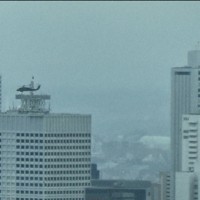 東京・新宿の高層ビル群近くを低空で通過する米陸軍ヘリ「ブラックホーク」2機＝都内で2020年7月9日午後1時10分ごろ、大場弘行撮影（写真は動画から）