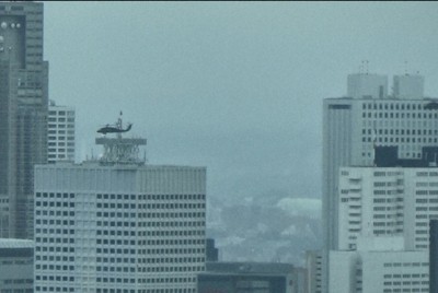 東京・新宿の高層ビル群近くを低空で通過する米陸軍ヘリ「ブラックホーク」2機＝都内で2020年7月9日午後1時10分ごろ、大場弘行撮影（写真は動画から）