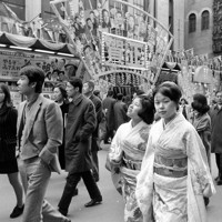 正月の人出でにぎわう道頓堀＝1971年撮影