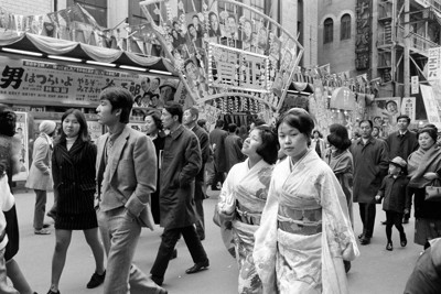 正月の人出でにぎわう道頓堀＝1971年撮影