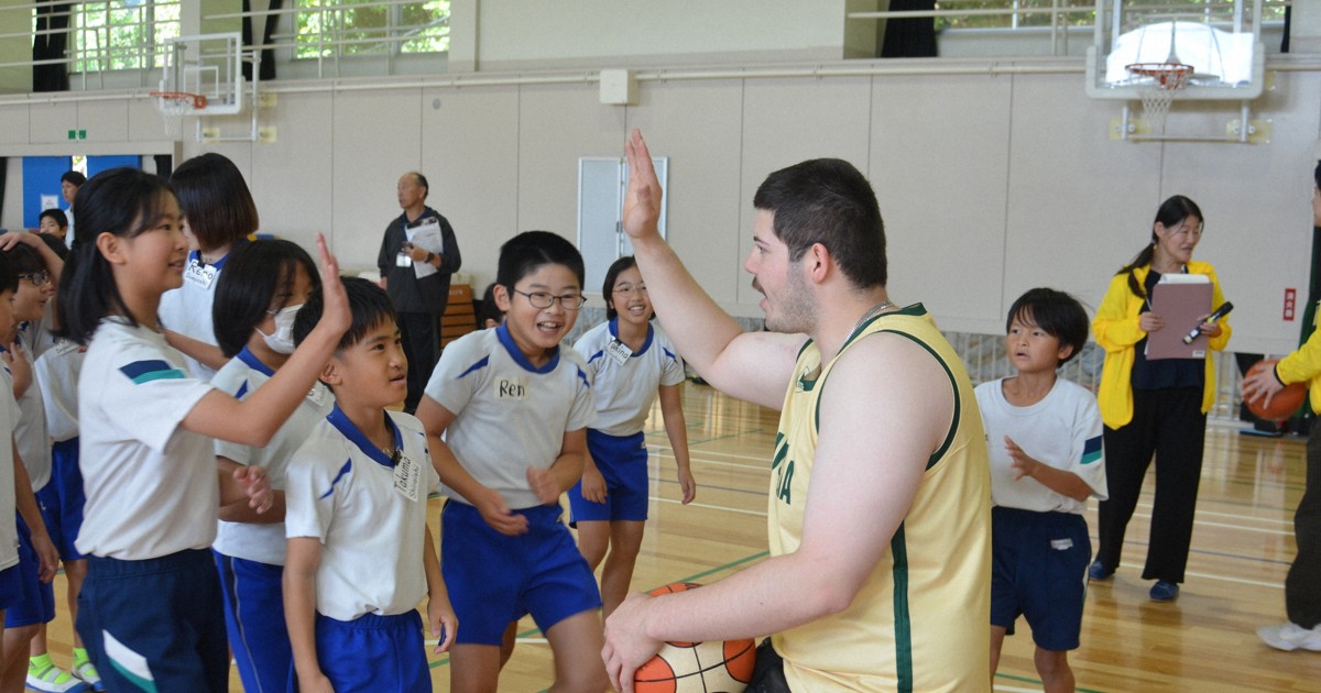 車いすバスケの国際大会　各国代表選手と小学生が交流　北九州
