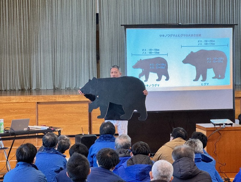 岩手の民間企業でクマの研修会 撃退スプレーの使い方など練習 | 毎日新聞