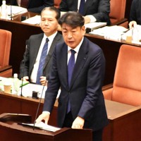 新潟県議会で発言する東電HDの小早川智明社長（手前）＝新潟市で2025年10月16日午前11時31分、木下訓明撮影