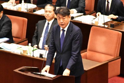 新潟県議会で発言する東電HDの小早川智明社長（手前）＝新潟市で2025年10月16日午前11時31分、木下訓明撮影