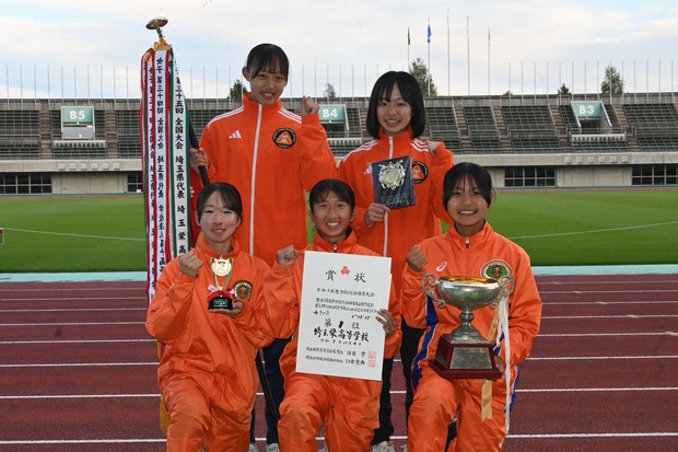 都大路を駆ける出場校（女子）全チーム集合写真