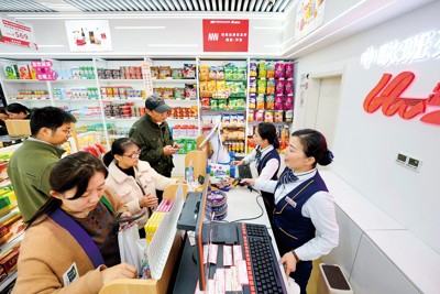 漢口駅の輸入保税店では「中欧班列」で輸入された商品が並ぶ（武漢市で昨年11月） （新華社／共同）