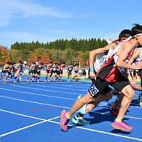 一斉にスタートする1区の男子選手たち＝秋田市の秋田県立中央公園陸上競技場で2025年11月6日、三浦研吾撮影