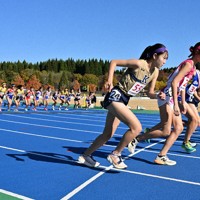 一斉にスタートする1区の女子選手たち＝秋田市の秋田県立中央公園陸上競技場で2025年11月6日、三浦研吾撮影