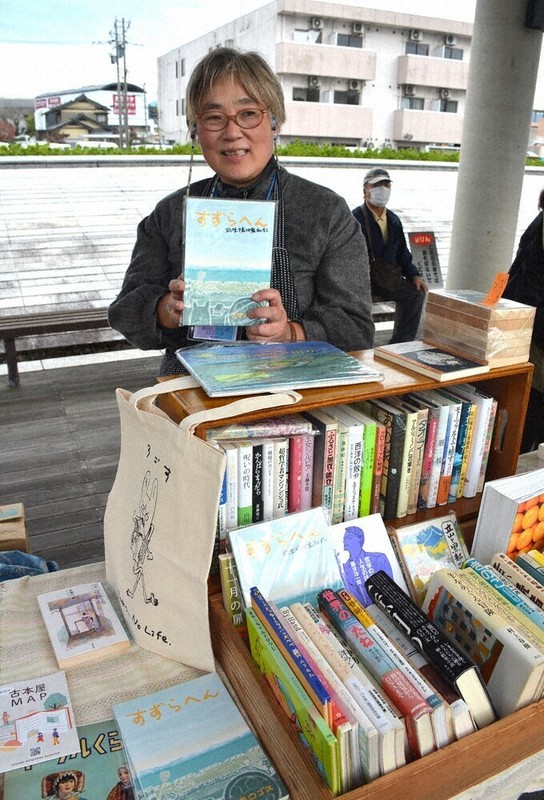 大学時代はハイデガーの「存在と時間」を原書で読んだという川端さん。鯖江ブックフェスでは本を売る楽しさを思い出したという＝福井県鯖江市で、萱原健一撮影