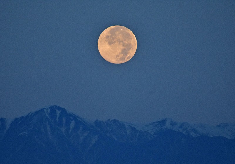 霧よけてぽっかり 松本など 今年最大スーパームーン ／長野 | 毎日新聞