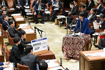 衆院予算委員会で立憲民主党・本庄知史政調会長（左手前から3人目）の質問に答弁する高市早苗首相（右）＝国会内で2025年11月7日午後1時36分、平田明浩撮影