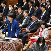 高市内閣が発足して初めて開かれた衆院予算委員会で答弁する高市早苗首相（左手前）。右手前は片山さつき財務相＝国会内で2025年11月7日午前9時15分、平田明浩撮影