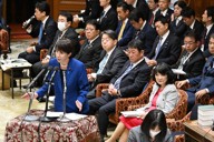 高市内閣が発足して初めて開かれた衆院予算委員会で答弁する高市早苗首相（左手前）。右手前は片山さつき財務相＝国会内で2025年11月7日午前9時15分、平田明浩撮影