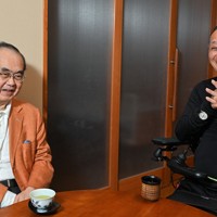 対談する元自民党総裁の谷垣禎一氏（右）と東大名誉教授の御厨貴氏＝東京都世田谷区で2025年10月19日、新宮巳美撮影