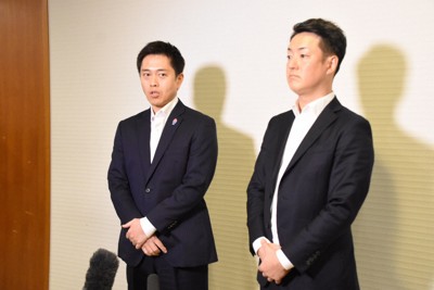 会議後、報道陣の取材に応じる大阪府の吉村洋文知事（左）と大阪市の横山英幸市長＝大阪市役所で2025年11月7日午後6時1分、鈴木拓也撮影