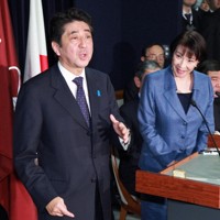 自民党新役員の就任記者会見を行う（左から、いずれも当時の）安倍晋三総裁と高市早苗政調会長、石破茂幹事長、野田聖子総務会長＝東京都千代田区の同党本部で2012年12月25日午後4時29分、山本晋撮影