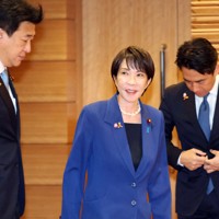 閣議に臨む高市早苗首相（中央）＝首相官邸で2025年11月7日午前8時10分、幾島健太郎撮影