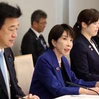 経済安全保障推進会議で発言する高市早苗首相（中央）。左は木原稔官房長官、右は小野田紀美経済安全保障担当相＝首相官邸で2025年11月7日午前8時4分、幾島健太郎撮影