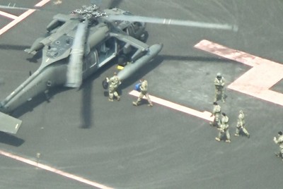 東京・六本木の米軍施設「赤坂プレスセンター」で米陸軍ヘリ「ブラックホーク」に乗り込む迷彩服姿の男女＝都内で2020年8月、大場弘行撮影（写真は動画から）