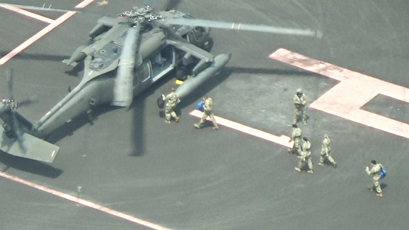 東京・六本木の米軍施設「赤坂プレスセンター」で米陸軍ヘリ「ブラックホーク」に乗り込む迷彩服姿の男女＝都内で2020年8月、大場弘行撮影（写真は動画から）