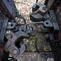 cワフ4（左）とcワフ1の連結器。中央が井川線用の連結器。外側を向いているのが大井川本線用の連結器＝静岡県川根本町で2025年9月16日、渡部直樹撮影