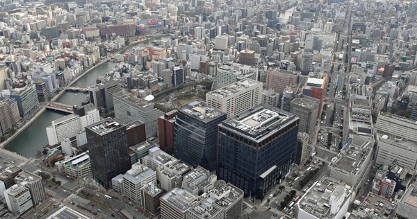 副首都構想で九州の候補地として注目される福岡市。中心部では再開発も進む＝福岡市中央区で2025年2月21日午前11時40分、本社ヘリから上入来尚撮影