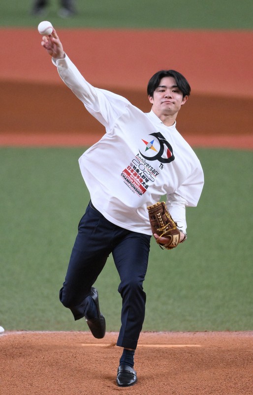 レジェンド始球式に阪神・中野「ノーバウンドで一安心」 日本選手権