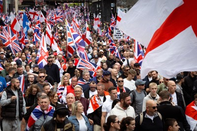 極右活動家、トミー・ロビンソン氏が呼びかけた非正規移民排斥などを訴えるデモの参加者ら＝ロンドンで2025年9月13日、ロイター