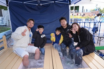 昨年の「選手と一緒に入ろう！足湯グリーティング」の様子。左は中村祐太投手＝西武ライオンズ提供