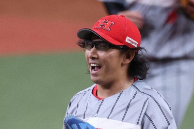 完全試合を達成し、喜ぶHonda鈴鹿の井村勇介投手＝京セラドーム大阪で2025年11月4日、兵藤公治撮影