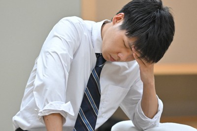 第84期名人戦A級順位戦5回戦、熟考する増田康宏八段＝東京都渋谷区の将棋会館で2025年11月7日午後3時58分、岩下幸一郎撮影