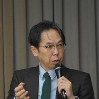舌がん経験者の菊地文彦さん。「治療に専念して復帰してもらう姿勢を経営陣が示すことが重要」と語った＝盛岡市で2025年11月7日午後3時31分、山田英之撮影