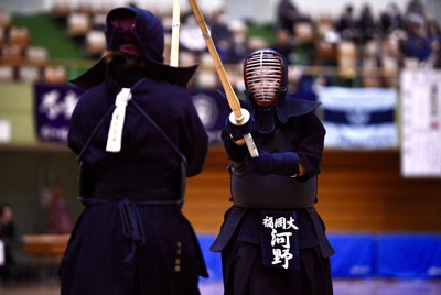 第44回全日本女子学生剣道優勝大会で相手選手を攻める福岡大の河野百響選手（右）＝愛知県春日井市総合体育館で2025年11月8日午後4時、玉城光祐撮影