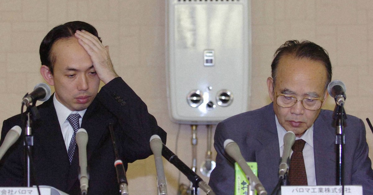 2006年のパロマガス湯沸かし器事故で、事故機と同じ機種の前で会見する小林弘明・パロマ社長（左）と小林敏宏・パロマ工業社長＝愛知県清須市のパロマ工業清洲工場内で、兵藤公治撮影