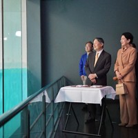 鳥羽水族館のラッコを視察される天皇、皇后両陛下＝三重県鳥羽市で2025年11月8日で午後2時49分（代表撮影）