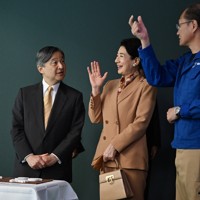 鳥羽水族館のラッコ水槽の前で、説明を聞かれる天皇陛下とラッコに手を振られる皇后さま＝三重県鳥羽市で2025年11月8日で午後2時52分（代表撮影）
