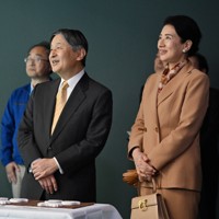 鳥羽水族館のラッコを視察される天皇、皇后両陛下＝三重県鳥羽市で2025年11月8日で午後2時51分（代表撮影）