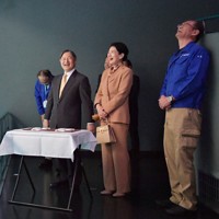 鳥羽水族館のラッコを視察される天皇、皇后両陛下＝三重県鳥羽市で2025年11月8日で午後2時50分（代表撮影）