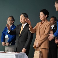 鳥羽水族館のラッコを視察される天皇、皇后両陛下＝三重県鳥羽市で2025年11月8日で午後2時45分（代表撮影）