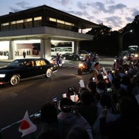 近鉄賢島駅を出発される天皇、皇后両陛下＝三重県志摩市で2025年11月8日午後5時18分（代表撮影）