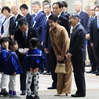 近鉄賢島駅で、出迎えた幼稚園児にお声かけする天皇、皇后両陛下＝三重県志摩市で2025年11月8日午後5時15分（代表撮影）