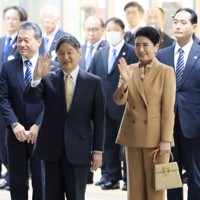 近鉄賢島駅で、集まった市民に手をふられる天皇、皇后両陛下＝三重県志摩市で2025年11月8日午後5時16分（代表撮影）