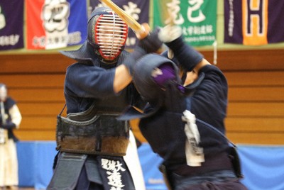 佛教大・宜保（手前）の攻撃をかわし打ち込む星城大の遠藤＝春日井市総合体育館で2025年11月8日午後5時2分、黒尾透撮影