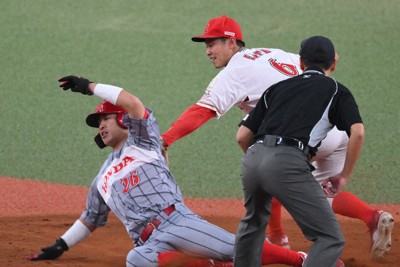 【トヨタ自動車－Honda鈴鹿】四回裏Honda鈴鹿2死一塁、打者・長の時、一塁走者・岡野（左）の盗塁を阻止するトヨタ自動車の二塁手・佐藤＝京セラドーム大阪で2025年11月8日、久保玲撮影